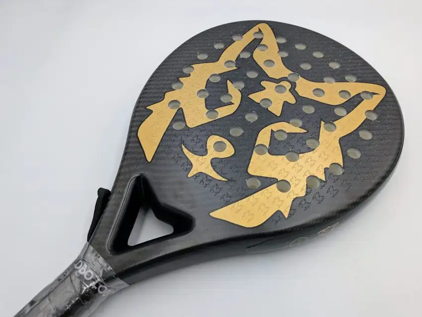 Lobo Padel Sky Oro · fotografía de catálogo