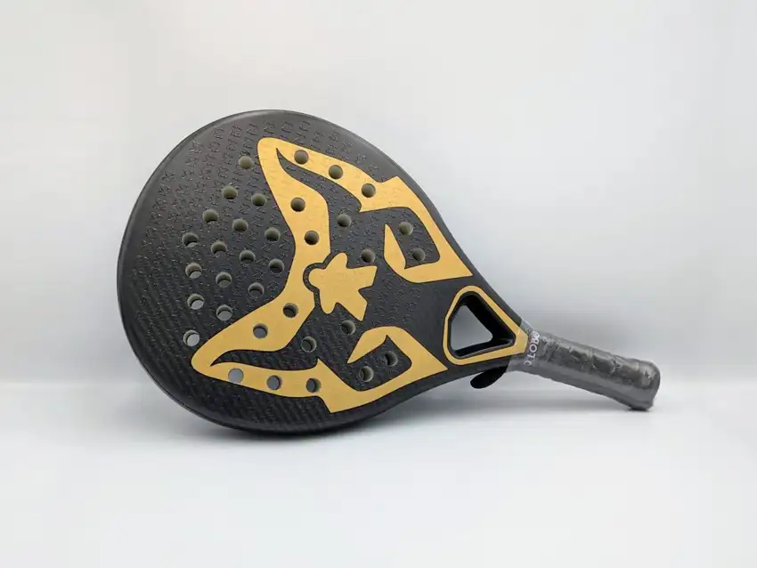Lobo Padel Sky Plus Oro · fotografía de catálogo